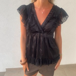Blus - SUPER snygg volang blus❤️