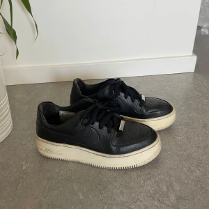 Nike air force svarta - Köpt på sellpy, lite rost fram på silvergrejena vid snöret. Strl UK 3.5 / EUR 36.5 / 23 cm (lite smalare än vanliga air force)