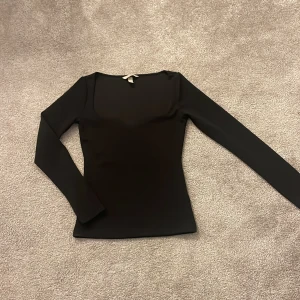 Svart långärmad topp från H&M  -  Jättesöt topp i från H&M i storlek xs, säljer då den ej kommit till användning!