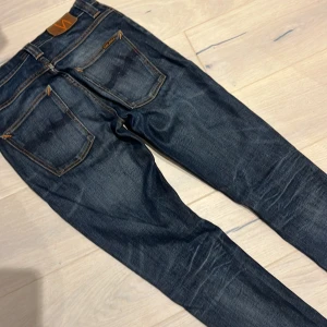 Nudie Jeans Grim Tim - Nudie jeans grim tim,väldigt bra skick.Snygg fade och snygga whiskers.Storlek 28/32 .Pris 499 men kan alltid diskuteras!