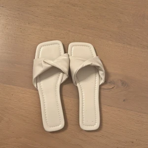 Skor - Säljer dessa super fina ljusbeigea sommartofflorna då de va för små. De är i storlek 38 och är endast testade. Pris kan diskuteras!💕
