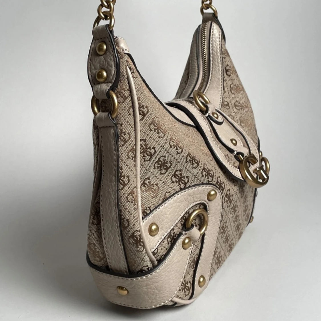 Vintage axelväska från Guess  - 2