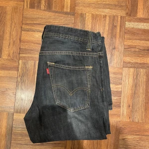 Mörka levis jeans  - Levis jeans