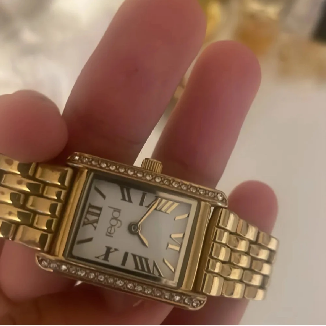 Guldig Regal klocka med stenar - 1