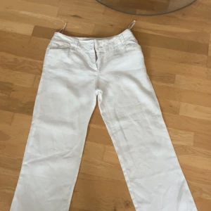Vita linnebyxor med raka ben - Snygga vita linnebyxor med raka ben och klassisk passform. Byxorna har fickor både fram och bak samt hällor för bälte. Perfekta för en fräsch och avslappnad look under varmare dagar. Jätte snygga.