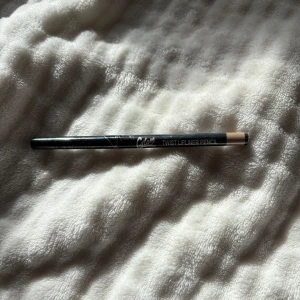 Glam of Sweden nude läppenna - Twist Lipliner Pencil från Glam of Sweden i färgen Nude. Pennan har en smidig twist-up-funktion och är perfekt för att definiera läppkonturen. Färgen är en naturlig beige-nude som passar till många olika looks. Enkel att applicera och lätt att ta med i väskan.