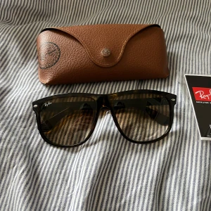 Ray-Ban Boyfriend solglasögon  - Säljer ett par skön RB4147 brillor! | Mycket fint skick endast lite damm som syns på bilderna! | Kommer med fodral! | Ställ gärna frågor innan du köper!