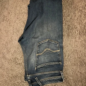 Replay Anbass Jeans - Jeans från Replay. Modell Andbass, denim. Använda 5 gånger ungefär, säljer pga ingen användning. Storlek 31/32. Hör av er vid funderingar! Pris är diskutabelt 