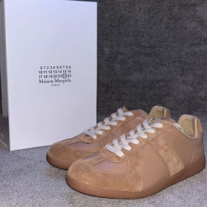 Maison margiela gats - Hej, Säljer mina Maison margiela gats i färg beige och storlek 43, dom är i mycket bra skick och dom har inga deffekter eller annat konstigt, Vid intresse är det bara att höra av sig😁