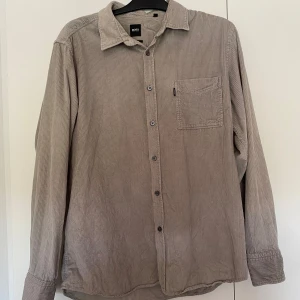 manchesterskjorta från Hugo Boss  - Riktigt snygg Manchester skjorta från Hugo Boss. Använd fåtal gånger och är i toppen skick, storlek xl men kan även passa L