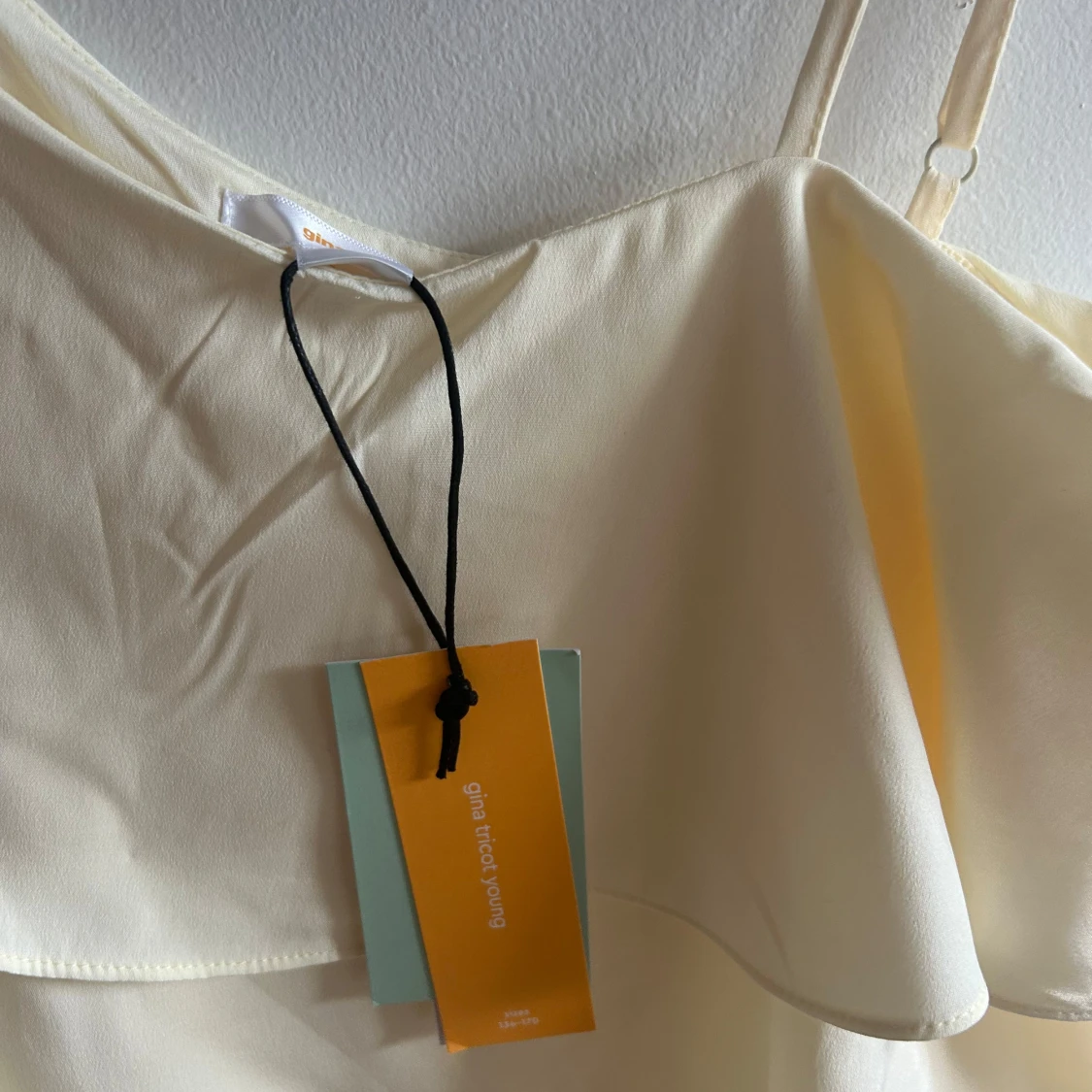 Gul volangklänning från Gina Tricot - 2