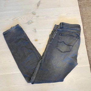 Jacob Cohen jeans - Säljer dessa riktigt snygga Jacob Cohen jeans i storlek 33, passar mig som brukar ha 33/32 eller 32/32. De är använda ett tag av mig, de har hål i ena bakfickan från att jag hade en tandpetare där och är slitna i grenen, vilket man ser på bilderna. Därav det billiga priset!! Skinnlappen och byxorna i övrigt är i bra skick och byxorna är autentiska, vilket kan verifieras med en qr kod som sitter inuti dem. Passform slim-Regular, modellen heter 688. Dm för frågor och bud👍