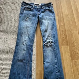 Low bootcut hollister jeans  - Super snygga low waist storlek 24/27 super snygga älskar dem. Men passar inte tyvärr. Värda mycket då de är så låga och hollister. Därav priset går ner 200-300 vid snabba köp. Tryck gärna på köp nu. Fraktas samma dag.❤️ inga hål mm