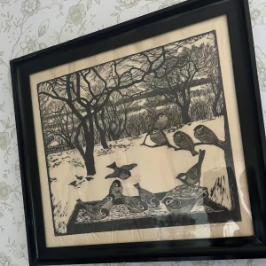 Oage Roose (signerad grafisk bild) - Unik grafisk bild av Oage Roose, föreställande fåglar i vinterlandskap. Perfekt för dig som gillar natur, konst och vill ha något stilrent och inspirerande på väggen. Passar både till ungdomsrum och moderna hem.