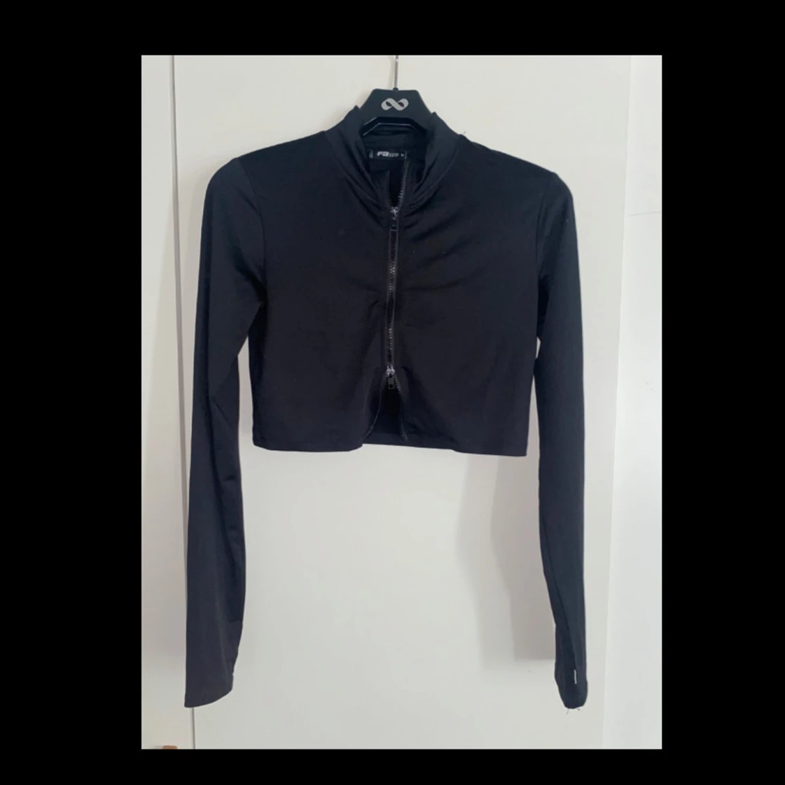 Svart croppad tröja från FB Sister