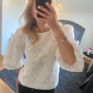 Vit blus med puffärmar från Neo Noir - Superfin vit blus från Neo Noir med strukturmönster och stora puffärmar. Blusen är använd kanske 2 gånger😇 nypris 699kr