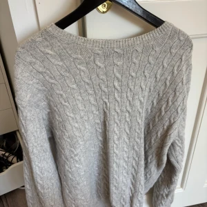 Grå kabelstickad tröja Brandy Melville - Storlek one size🩷