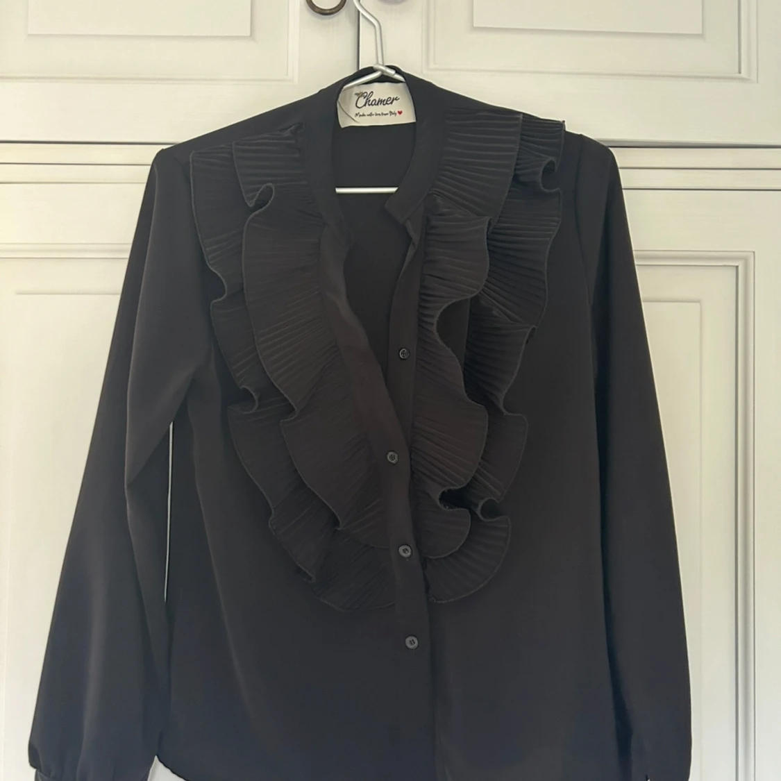 Svart blus med volang från Chancer - 1