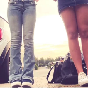 True Religion ljusblå bootcut jeans - Snygga ljusblå jeans från True Religion med bootcut passform och klassiska kontrastsömmar. Jeansen har ikoniska bakfickor med lock och silverfärgade knappar samt en tydlig logopatch bak i midjan. Diskuterar gärna pris. I bra skick då de är använda sparsamt