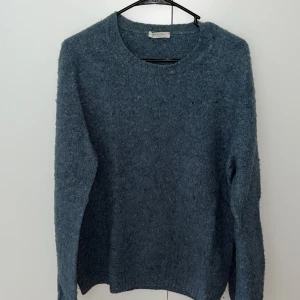 Boglioli stickad tröja  - Blå stickad tröja från Boglioli Milano i utmärkt skick. Nypris ca 12000kr. Säljer då jag inte använt den på flera år. 