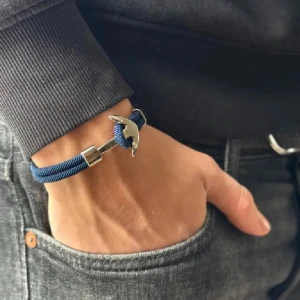 Ankar armband  - Säljer dessa super snygga armbandet med en fin silvrig detalj, kolla min profil för att se resterande av mina färger, alla är helt oanvända och kommer med en påse! Pris endast 129kr! 