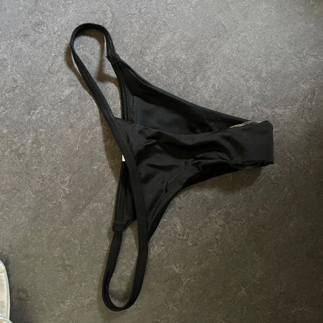 Svarta bikiniunderdelar  - 1