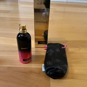 Montale Starry Nights Eau de Parfum - Montale Starry Nights Eau de Parfum 100ml med lyxig metallflaska i svart och rosa gradient, guldfärgad kork och tillhörande svart tygpåse med rosa detaljer. Kommer i en elegant guldig kartong. Perfekt för dig som gillar exklusiva dofter.