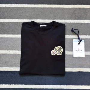 Svart Moncler t-shirt - Tjena! Säljer nu denna moncler tshirt, som är i extremt fint skick. Knappt använd, och inga skador eller defekts. Storlek S, och scannar självklart. Vid frågor kontakta gärna!🙌🤩