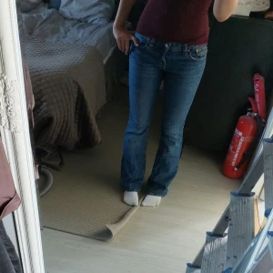 Blå bootcut jeans från Gina Tricot - Snygga blå jeans från Gina Tricot med bootcut-modell och klassisk femficksdesign. Jeansen har normal passform, tydliga kontrastsömmar och en snygg detalj på bakfickan. De är små I storleken!! Jag har I vanliga fall 36/S. Använda fåtal gånger, som helt nya då de inte kommit till nån användning. De är köpta för 499kr, Skriv om ni har frågor💕💕 priset är diskuterbart
