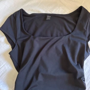 Svart tshirt - Fin topp som köptes för flera år sedan men som inte kommer till användning