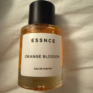 ESSNCE Orange Blossom parfym - Fräsch Eau de Parfum från ESSNCE med doften Orange Blossom. Använd endast vid ett tillfälle.