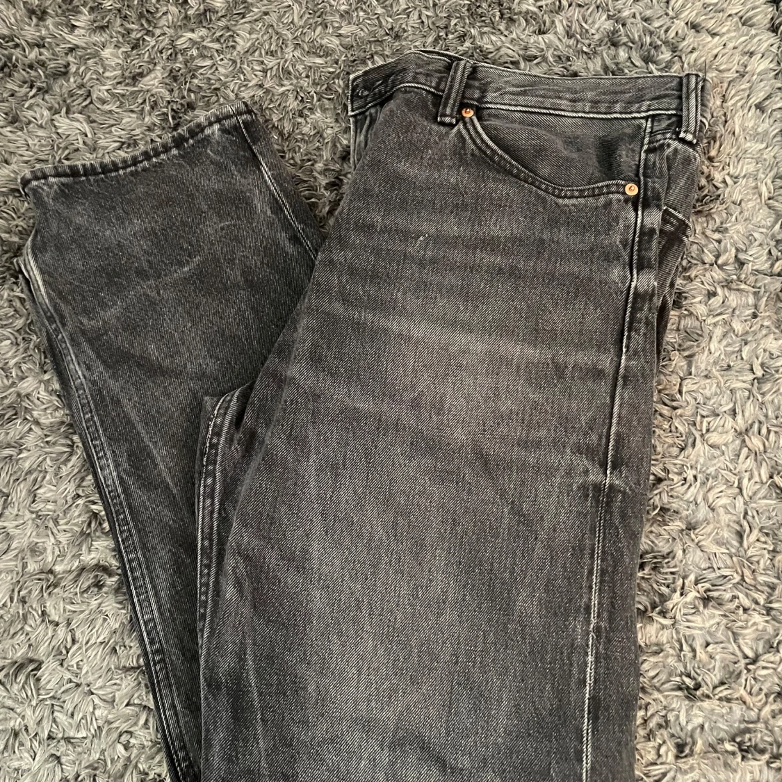 Svarta relaxed fit jeans från H&M