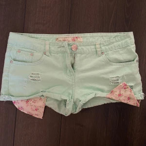 Lowwaist jeansshorts  - INTRESSEKOLL. 