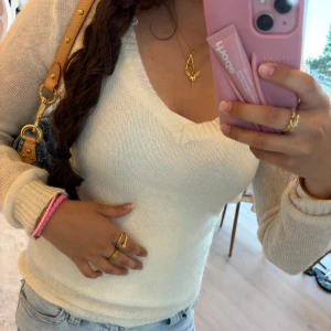 Vit stickad v-ringad tröja - Säljer en super fin vit stickad tröja med v-rigning och långa ärmar !! 💛💛 I storleken one size från brandy. Aldrig använd och är därför i nyskick! 💓💓