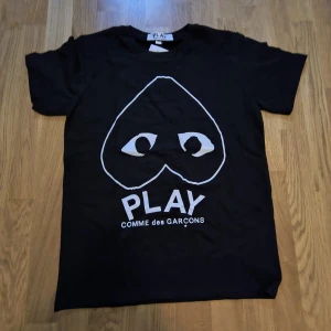 Svart commes de garços t shirt  - Svart commes de garços t shirt  strlk M men passar också S aldrig använt helt ny med tags kvar påse följer också med hör av er vid frågor Mvh Hugo 