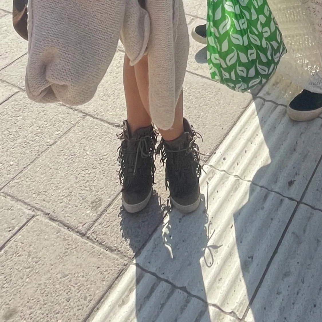 Bruna mockasneakers med fransar och kilklack - 3