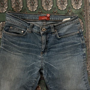 Mid-lowrise jeans  - Så snygga jeans som är low till mid rise, raka ben med flare🫶🏻