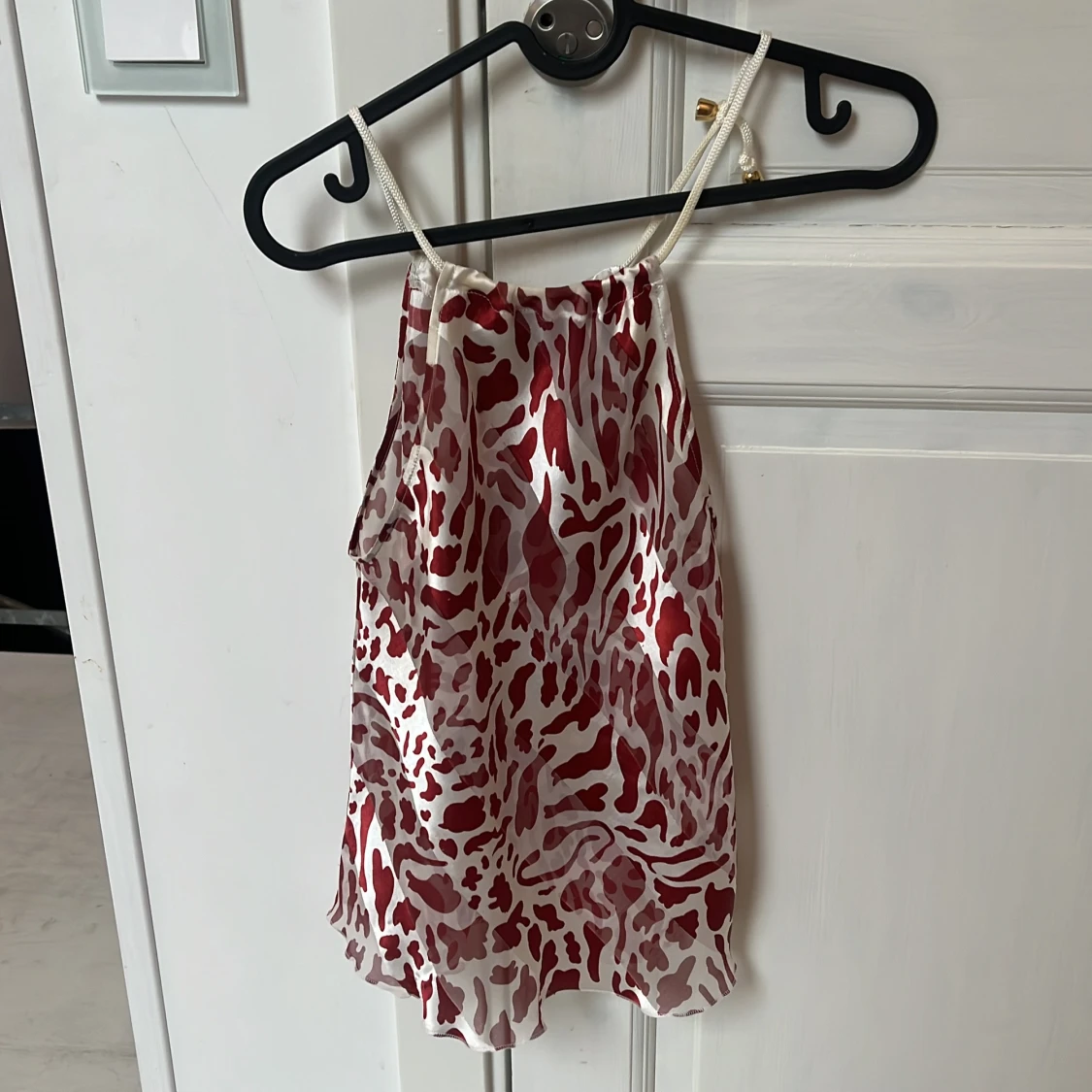 Röd och vit mönstrad linnetopp Elen Shando