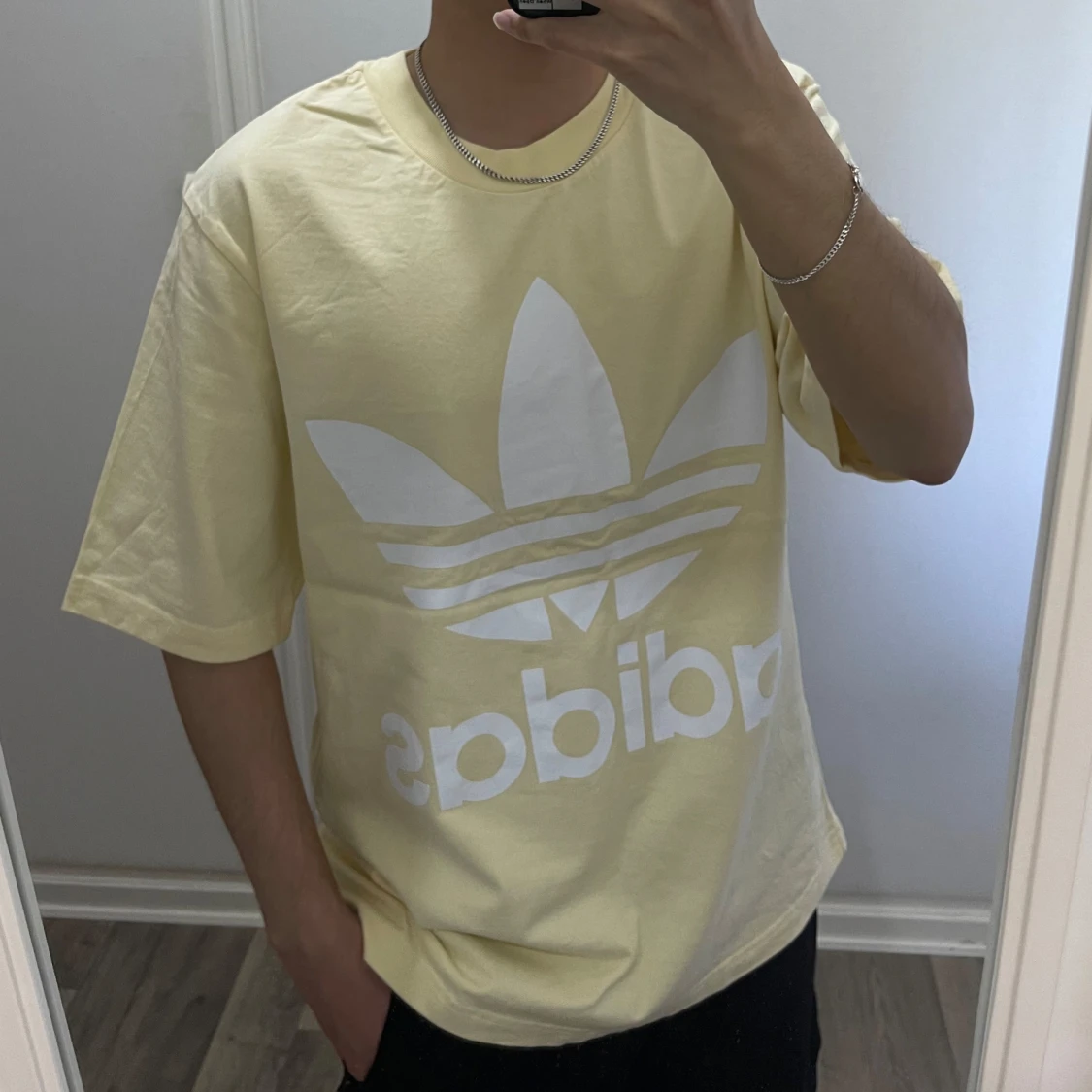 Adidas gul t-shirt med stor logga - 1