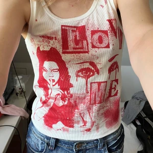 Vit och röd ribbad linnetopp - Coolt linne med rött tryck som aldrig kommit till användning.