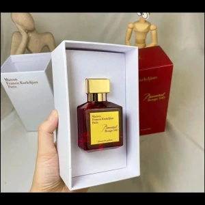 Baccarat Rouge 540 Extrait de Parfum - Lyxig parfym från Maison Francis Kurkdjian, Baccarat Rouge 540 Extrait de Parfum. Flaskan är djupt röd med en elegant guldfärgad etikett och matchande guldlock. Kommer i exklusiv förpackning, perfekt för dig som gillar exklusiva dofter. Postar inom 24 timmar eller mötas I örebro.