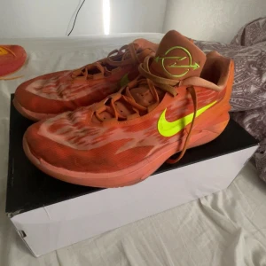 Nike GT cut 2 arike ogunbowale - Ganska sällsynta basketskor går för ca 5000 nya i storlek 46 använda ett litet tag men har fortfarande mycket kvar att användas kommer mer orginalbox!!! säljer då dem har blivit för små!