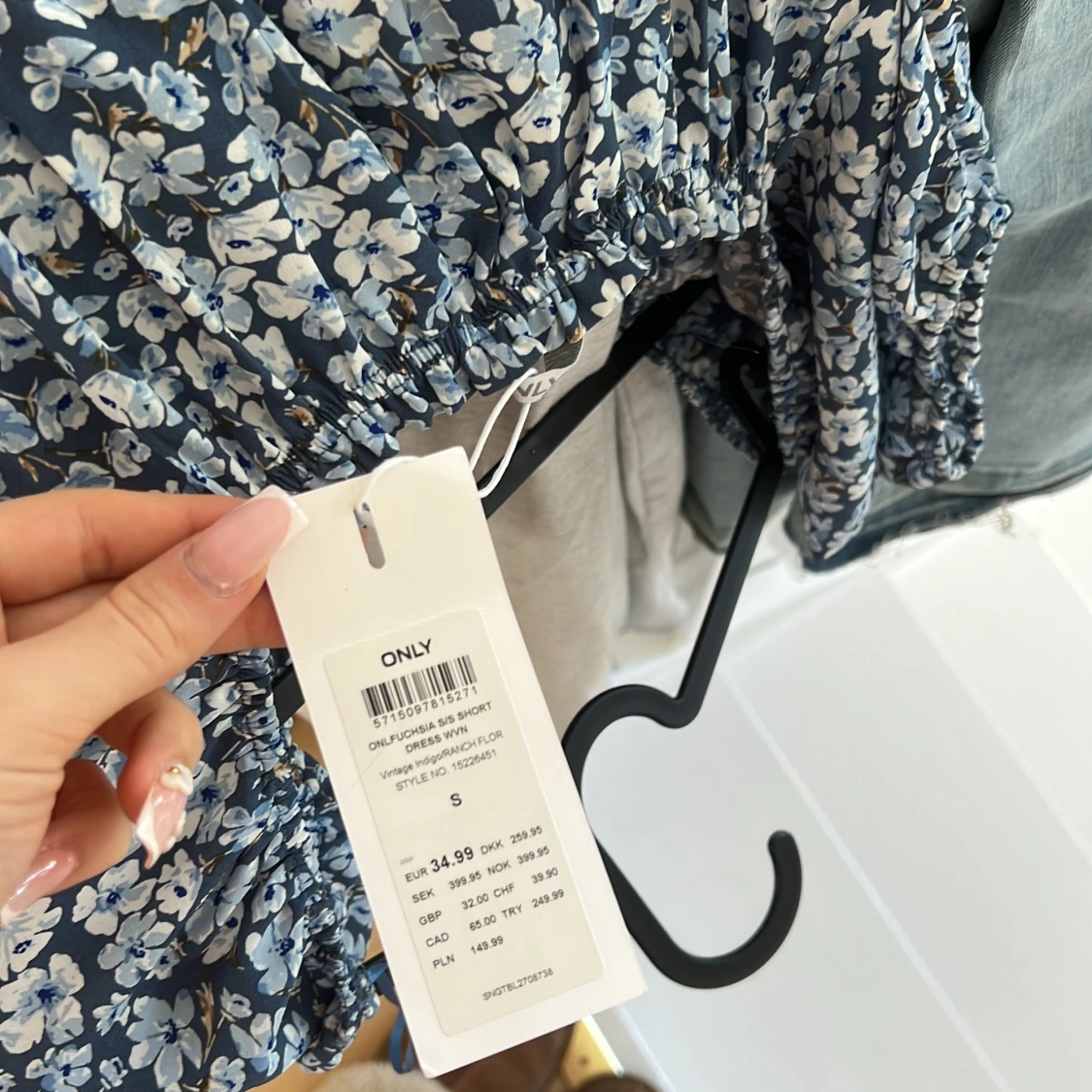 Blommig blå klänning med puffärm - 4