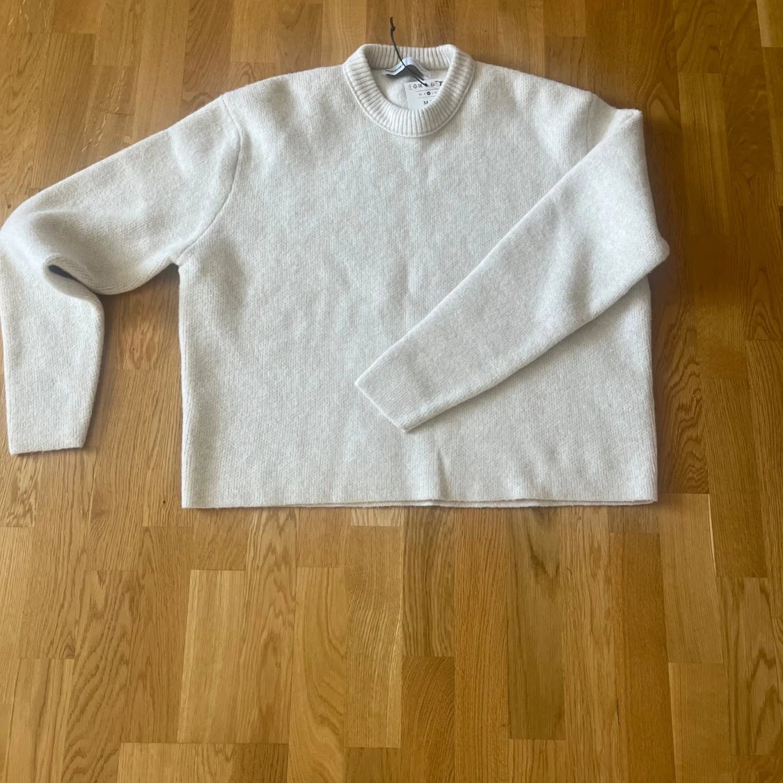 Ljusbeige stickad tröja från Bershka