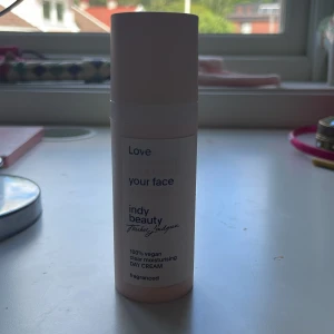 Indy Beauty dagkräm 50 ml - 100% vegansk dagkräm från Indy Beauty, framtagen av Therése Lindgren. Kommer i en ljusrosa plastflaska med pump och rymmer 50 ml. Krämen är återfuktande, parfymdoftande och passar alla hudtyper. Perfekt för dig som vill ha en fräsch och mjuk känsla i ansiktet. HELT FULL!!! 