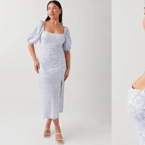 Ljusblå blommig långklänning - Superfin ljusblå långklänning med blommigt mönster och puffärmar. Klänningen har fyrkantig urringning, slits framtill och är figurnära i modellen. Perfekt för sommarens alla tillfällen!