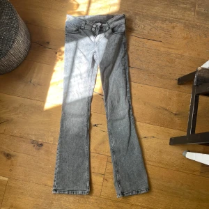 Bootcut jeans - Gråa bootcut jeans köpta i maj 2024, säljer för de är för små. Pris kan diskuteras💕