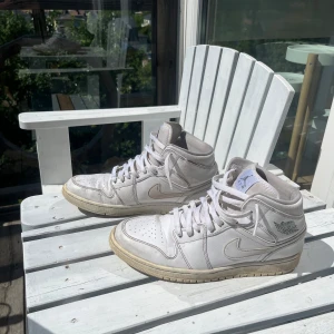 NIKE AIR JORDAN 1 MID  - Nikr Air Jordan 1 i mycket bra skick. Använda sparsamt cirka 1 sommar