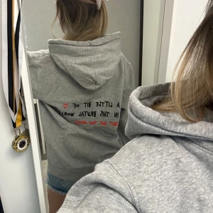 Hoodie från mira paris - Säljer denna ass snyggaaaa hoodie från mira paris med tryck på ryggen!! Tycärr kommer denna knappt till användning så säljer den ist💕 Öppen för prisförslag sålänge den blir såld och kom provat för mer bilder💕💕💕