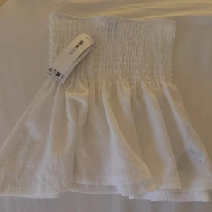 Topp/kjol - Superfin kjol ifårn ginatricot, går även att använda som off shoulder topp, helt ny med prislapp kvar!